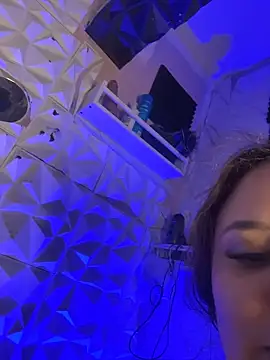 SaskiaDeluxe online show from April 2026 12:27:01 PM