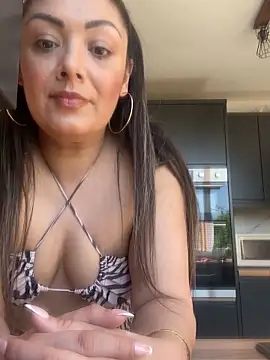 Snapshot of AmeliaUK chatting on April 2026 11:43:01 AM AmeliaUK online show from April 2026 11:43:01 AM