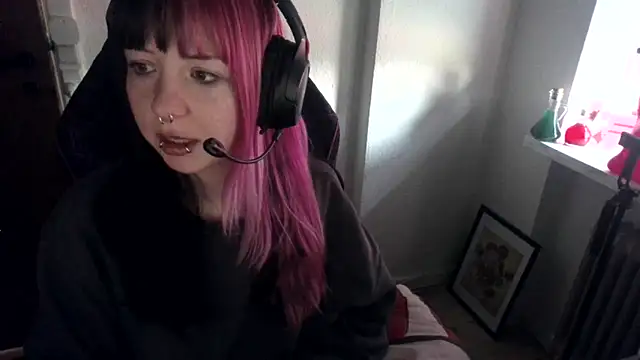 Snapshot of CutieTracer chatting on April 2026 09:57:01 AM CutieTracer online show from April 2026 09:57:01 AM