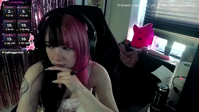 Snapshot of CutieTracer chatting on April 2026 10:20:02 AM CutieTracer online show from April 2026 10:20:02 AM