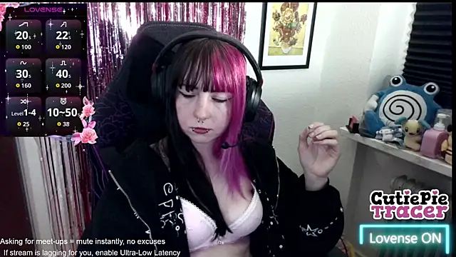 Snapshot of CutieTracer chatting on May 2026 07:54:02 PM CutieTracer online show from May 2026 07:54:02 PM