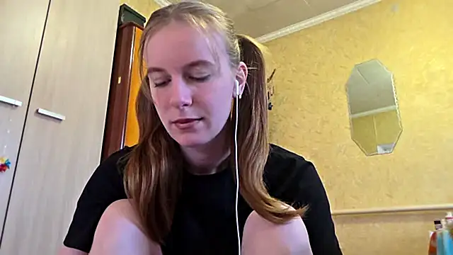 Snapshot of DonnaKuc chatting on April 2026 06:14:02 AM DonnaKuc online show from April 2026 06:14:02 AM