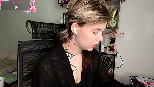 Snapshot of MadalynNosel chatting on May 2026 07:02:02 AM MadalynNosel online show from May 2026 07:02:02 AM