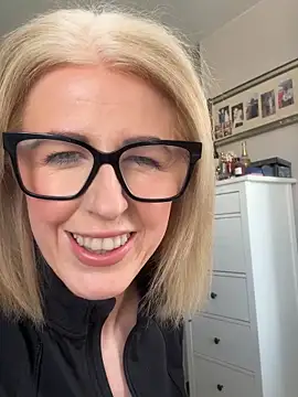 Laylaskyexx online show from April 2026 10:32:01 AM