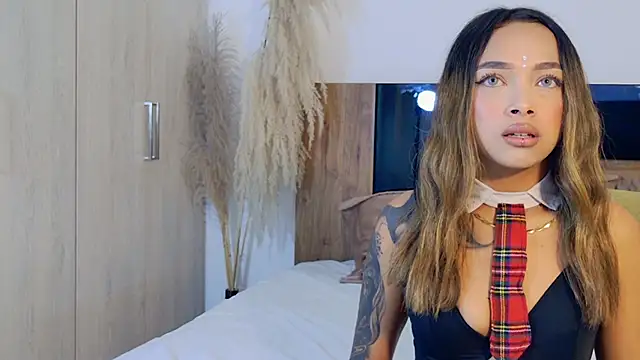 Snapshot of LaraBelmon chatting on May 2026 01:57:16 AM LaraBelmon online show from May 2026 01:57:16 AM