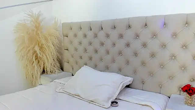 nahomyrusell online show from April 2026 01:26:01 PM