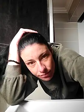 Snapshot of Hildaqii chatting on June 2026 10:42:01 AM Hildaqii online show from June 2026 10:42:01 AM