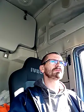 jozsi1995 online show from April 2026 07:58:02 AM