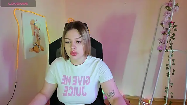 Snapshot of AmeliePeach chatting on May 2026 01:34:01 AM AmeliePeach online show from May 2026 01:34:01 AM