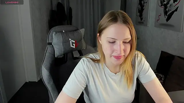 April Jackson online show from April 2026 01:00:02 AM