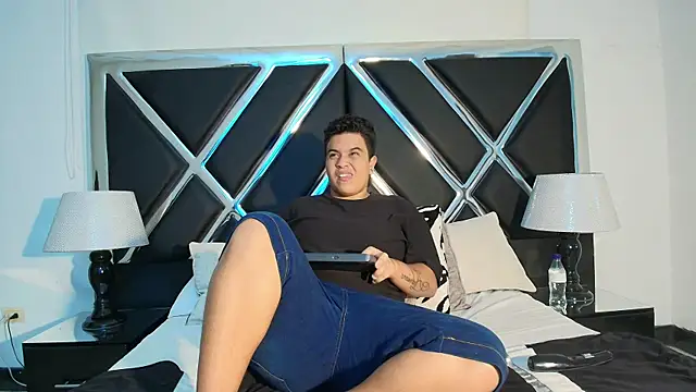 Snapshot of ZeusSmithh chatting on April 2026 12:39:01 PM ZeusSmithh online show from April 2026 12:39:01 PM