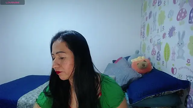 Snapshot of Tyna_b chatting on June 2026 06:56:02 PM Tyna b online show from June 2026 06:56:02 PM