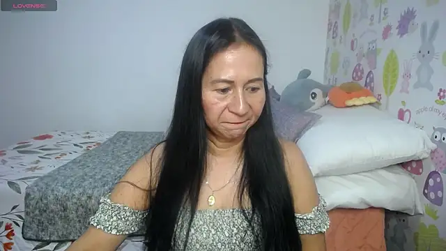 Snapshot of Tyna_b chatting on July 2026 08:44:02 PM Tyna b online show from July 2026 08:44:02 PM