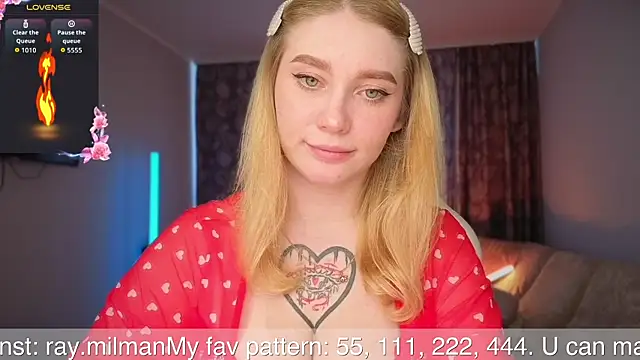 Snapshot of AliceMilr chatting on June 2026 08:30:02 AM AliceMilr online show from June 2026 08:30:02 AM