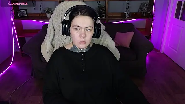 QwertyAnnie Lbo online show from April 2026 05:07:01 PM