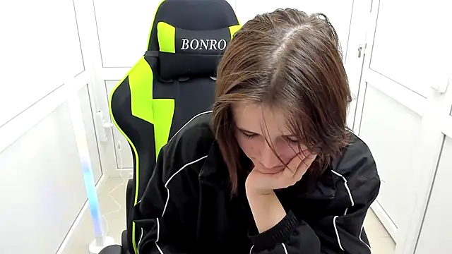 GoldenKiss online show from April 2026 06:47:02 AM