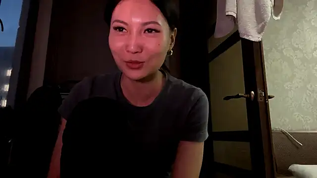 MiaPoison online show from April 2026 02:12:01 PM