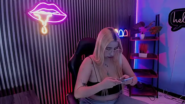 Snapshot of Aliss_Taylor1 chatting on April 2026 01:15:02 PM Aliss Taylor1 online show from April 2026 01:15:02 PM