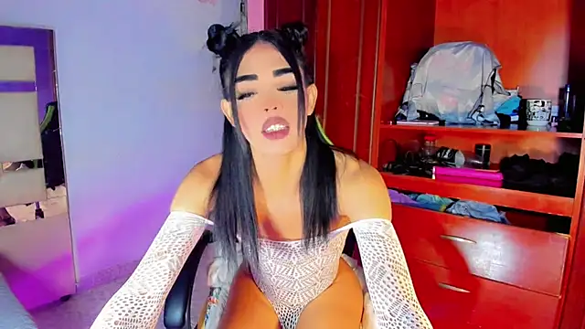 Naomisaenz01 online show from June 2026 10:31:01 PM