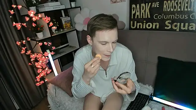 TwinkWhite online show from June 2026 09:21:02 PM