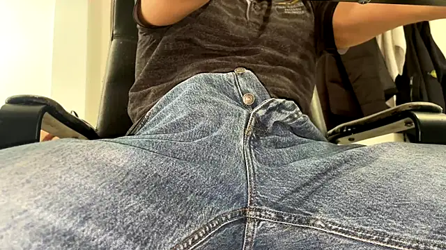 cumnerd00 online show from April 2026 11:37:01 AM