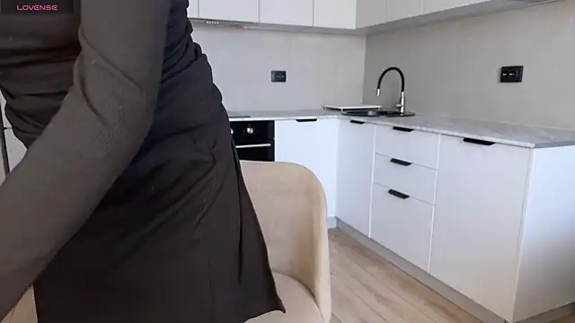 Snapshot of Molly_Beauti chatting on April 2026 05:02:02 AM Molly Beauti online show from April 2026 05:02:02 AM