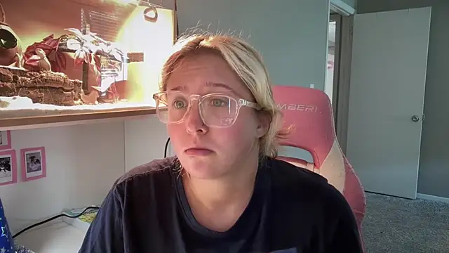 MUSCLEMOMMY1365 online show from June 2026 06:12:01 PM