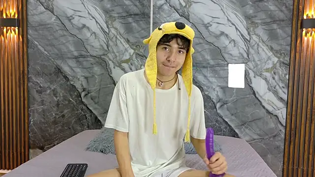 Snapshot of NoahWalker__ chatting on May 2026 11:09:02 AM NoahWalker online show from May 2026 11:09:02 AM