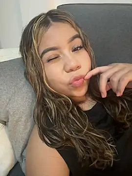 Snapshot of M1la_18 chatting on June 2026 04:34:02 AM M1la 18 online show from June 2026 04:34:02 AM