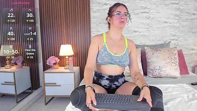 Snapshot of zoehiltonn chatting on May 2026 01:16:02 PM zoehiltonn online show from May 2026 01:16:02 PM