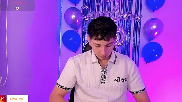 Snapshot of OLIVER_K chatting on June 2026 12:32:02 AM OLIVER K online show from June 2026 12:32:02 AM