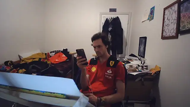 Snapshot of JohnnyMoves chatting on May 2026 01:33:02 AM JohnnyMoves online show from May 2026 01:33:02 AM