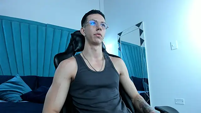 Snapshot of OliverThompsonJS chatting on June 2026 04:44:01 AM OliverThompsonJS online show from June 2026 04:44:01 AM