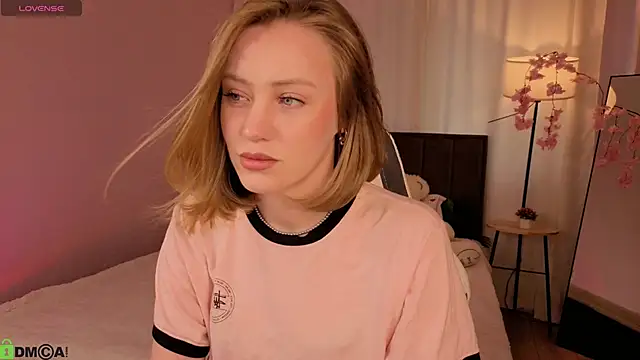 Snapshot of EvaHamilton chatting on June 2026 12:00:02 AM EvaHamilton online show from June 2026 12:00:02 AM