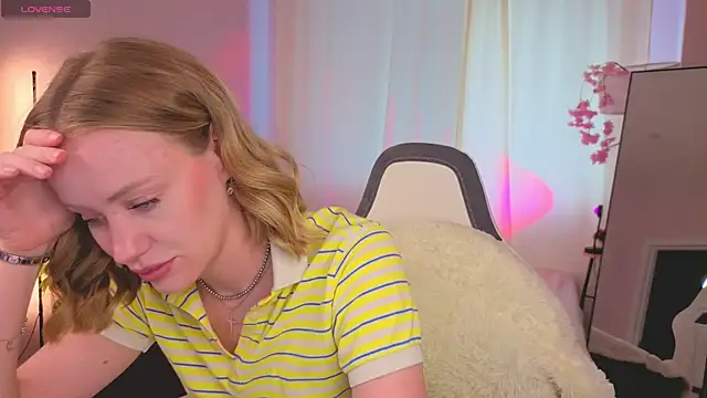 Snapshot of EvaHamilton chatting on July 2026 02:05:17 AM EvaHamilton online show from July 2026 02:05:17 AM