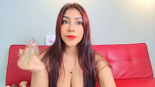 Snapshot of SiennaMoore chatting on May 2026 07:44:01 PM SiennaMoore online show from May 2026 07:44:01 PM