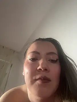 Snapshot of AlyraMoon chatting on April 2026 08:39:01 AM AlyraMoon online show from April 2026 08:39:01 AM