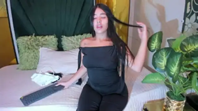 Babyemily18  online show from May 2026 01:19:01 PM