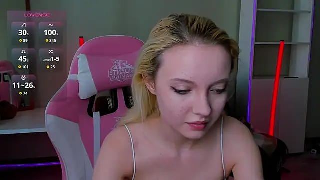 Snapshot of _CloudNine_ chatting on June 2026 03:33:02 AM CloudNine online show from June 2026 03:33:02 AM