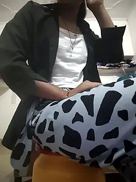 Snapshot of ESHA-LOVE chatting on May 2026 12:28:02 AM ESHA-LOVE online show from May 2026 12:28:02 AM