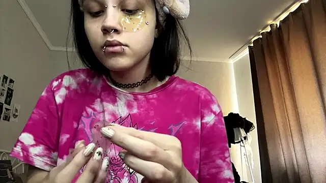 Snapshot of LouisePavlides chatting on June 2026 01:04:01 PM LouisePavlides online show from June 2026 01:04:01 PM