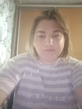 Snapshot of MiyaOlliver chatting on June 2026 11:43:02 AM MiyaOlliver online show from June 2026 11:43:02 AM