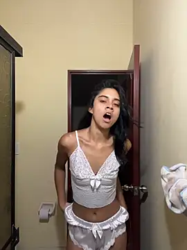 Snapshot of mia_moonna chatting on May 2026 11:39:01 AM mia moonna online show from May 2026 11:39:01 AM