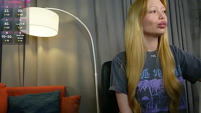 Snapshot of _Mila_Luna_ chatting on May 2026 09:02:02 PM Mila Luna online show from May 2026 09:02:02 PM
