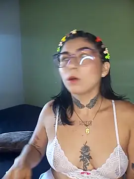 PequenaNena online show from April 2026 02:23:02 PM