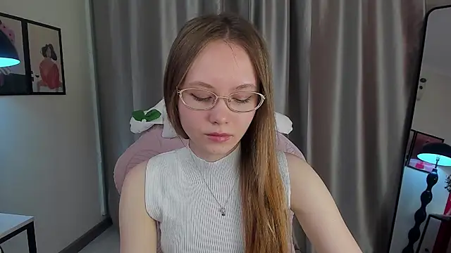 FloraLarsson online show from May 2026 03:46:02 AM