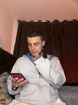 Snapshot of _valentinoooo chatting on July 2026 04:04:02 AM valentinoooo online show from July 2026 04:04:02 AM