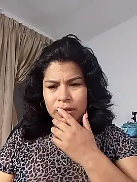 Aurorasaenz  online show from June 2026 12:17:01 PM
