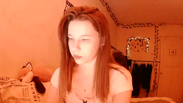 Snapshot of PollyStix chatting on June 2026 06:32:02 PM PollyStix online show from June 2026 06:32:02 PM