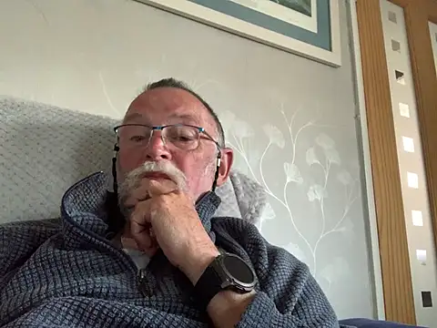 Snapshot of Moonraker64 chatting on May 2026 07:00:02 PM Moonraker64 online show from May 2026 07:00:02 PM